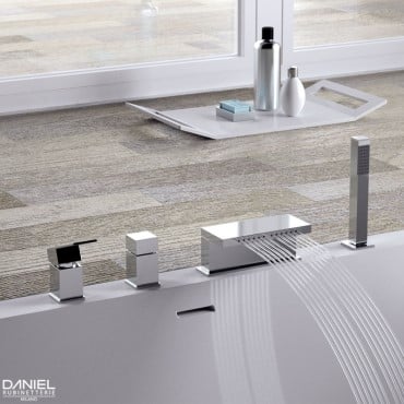 Een kraan afbeelding van een Skyline chrome vier gats inbouw badrandkraan met vierkante staafhanddouche en watervaluitloop met jets in een moderne of luxe badkamer. Volg de link om naar de Badkranen categorie te gaan.