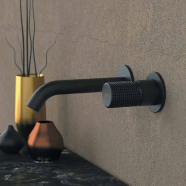 Een zwarte kraan afbeelding van een Trilogy zwarte wastafelkraan met ingelegde Rock knophendel, ingebouwd in de muur van een design badkamer. Volg de link om naar de Wastafelkranen categorie te gaan.