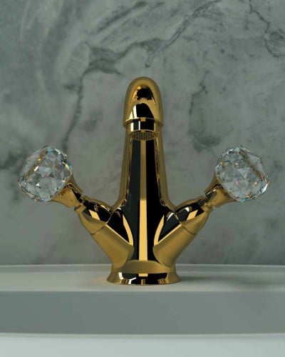 Een kraan afbeelding van een Crystal retro gouden klassieke of landelijke wastafelkraan met Swarofski kristallen bolknoppen, op een wit keramieken waskom met een luxe granieten betegelde achtergrond.