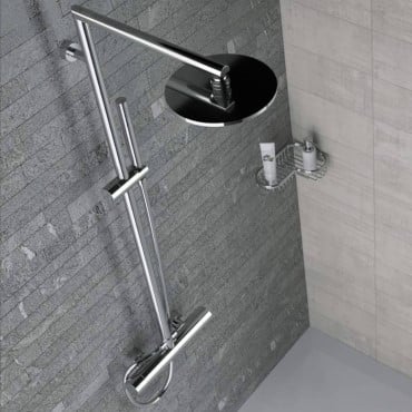 Suvi opbouw regendoucheset in de kleur chroom, gemonteerd in een luxe grijs betegelde douche.
