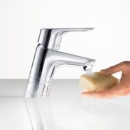 Hansgrohe Focus wastafelkraan 70 met afsluitbare afvoerplug push open chroom 31604000 Hansgrohe Focus wastafelkraan 70 met afsluitbare afvoerplug push open chroom 31604000