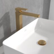 Villeroy & Boch Architectura Square wastafelkraan met verhoogd kraanlichaam met AquaSmart met afsluitbare afvoerplug push open goud geborsteld TVW12500200076 Villeroy & Boch Architectura Square wastafelkraan met verhoogd kraanlichaam met AquaSmart met afsluitbare afvoerplug push open goud geborsteld TVW12500200076