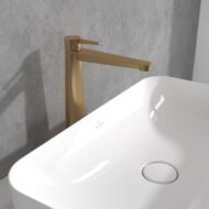 Villeroy & Boch Conum wastafelkraan met verhoogde kraanlichaam met AquaSmart met afsluitbare afvoerplug push open goud geborsteld TVW12700500076 Villeroy & Boch Conum wastafelkraan met verhoogde kraanlichaam met AquaSmart met afsluitbare afvoerplug push open goud geborsteld TVW12700500076