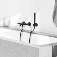 Kludi Nova Fonte Puristic retro badmengkraan opbouw zwart met dichte grepen en tweegreeps bediening 205403915 Kludi Nova Fonte Puristic retro badmengkraan opbouw zwart met dichte grepen en tweegreeps bediening 205403915